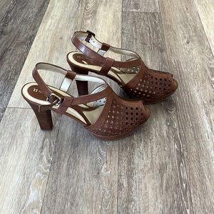 Naturalizer leather ankle strap peep toe shootie size 9M